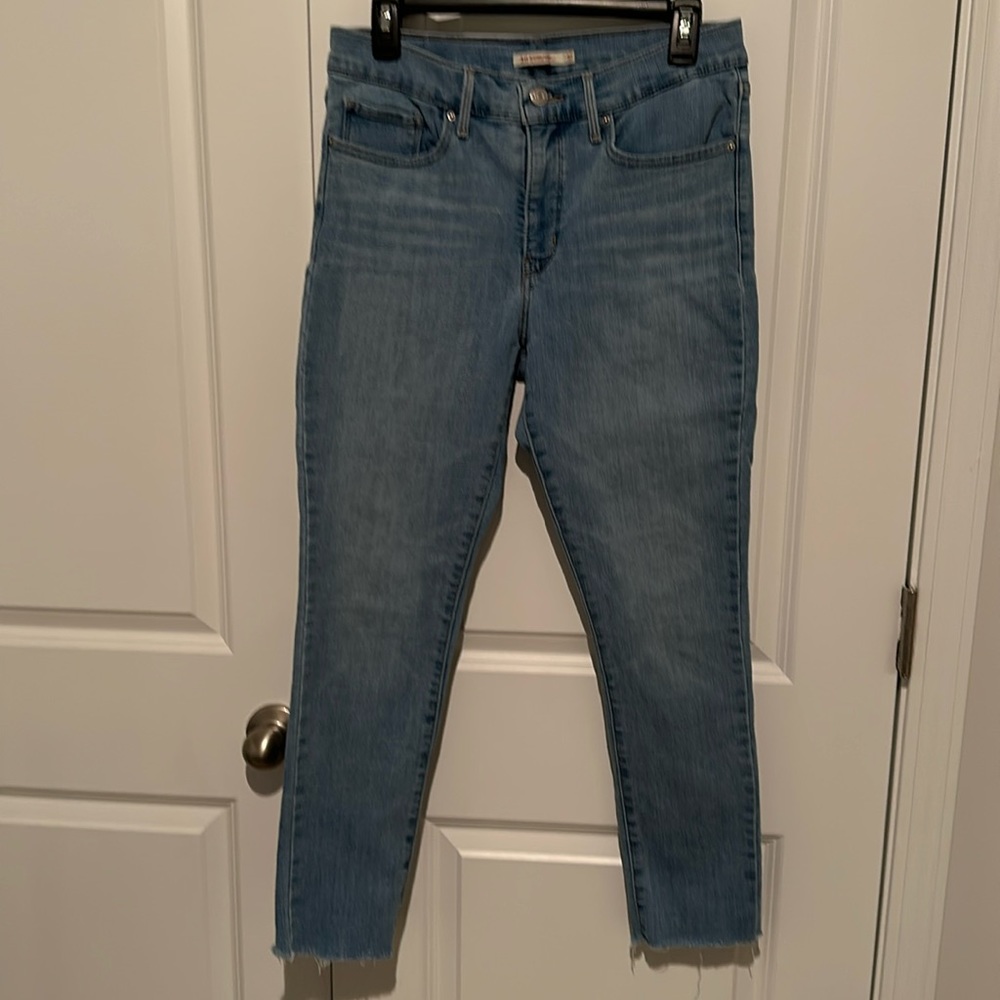 Levis 311 "Shaping Skinny", light rinse with frayed hem
